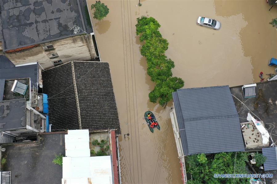 CHINA-GANSU-LONGNAN-FUERTES LLUVIAS-RESCATE