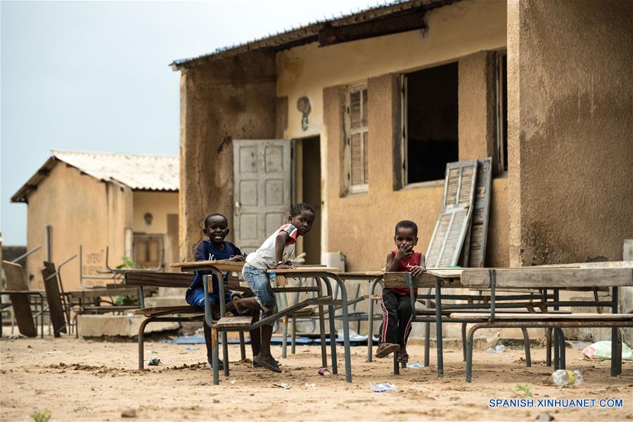 SENEGAL-DAKAR-SALONES DE CLASES-RENOVACION-SERIE