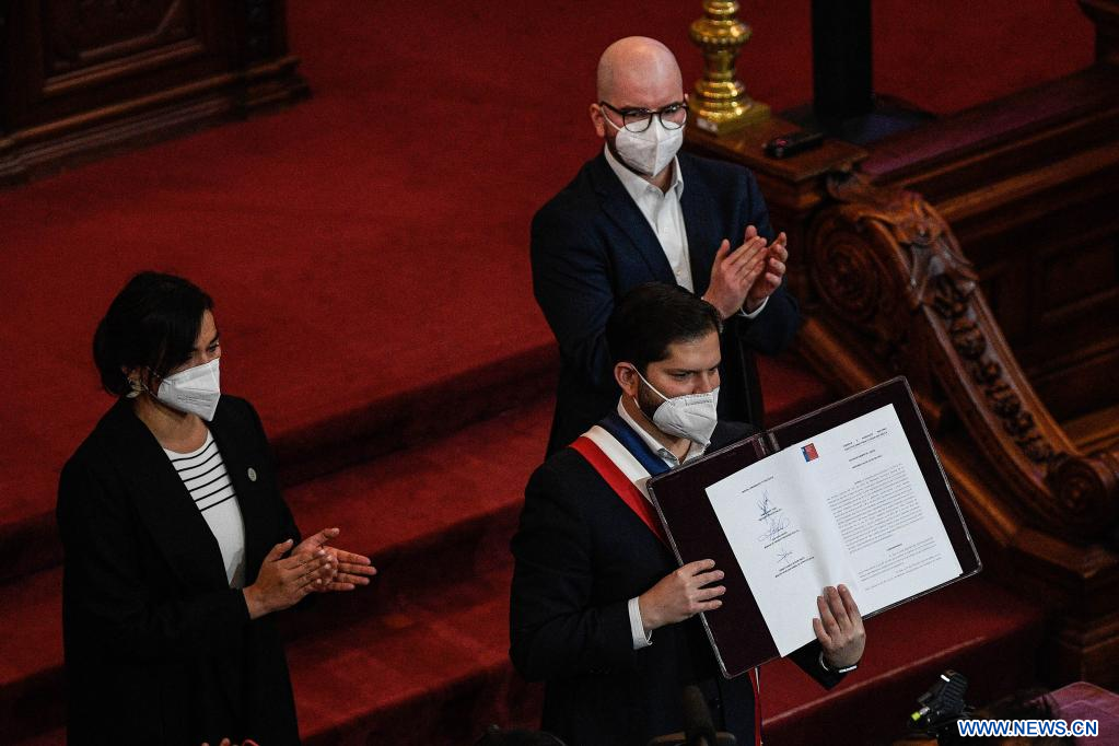 Presidente Gabriel Boric recibió la propuesta de Nueva Constitución -  Universidad de Chile