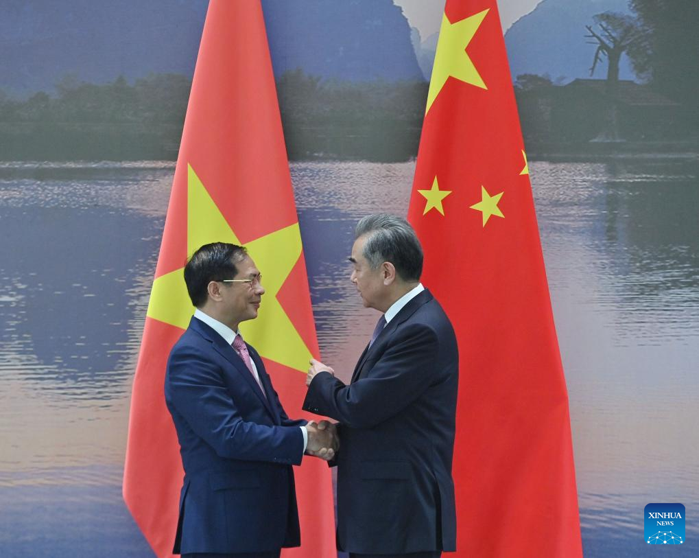 Il ministro degli Esteri cinese incontra il suo omologo vietnamita