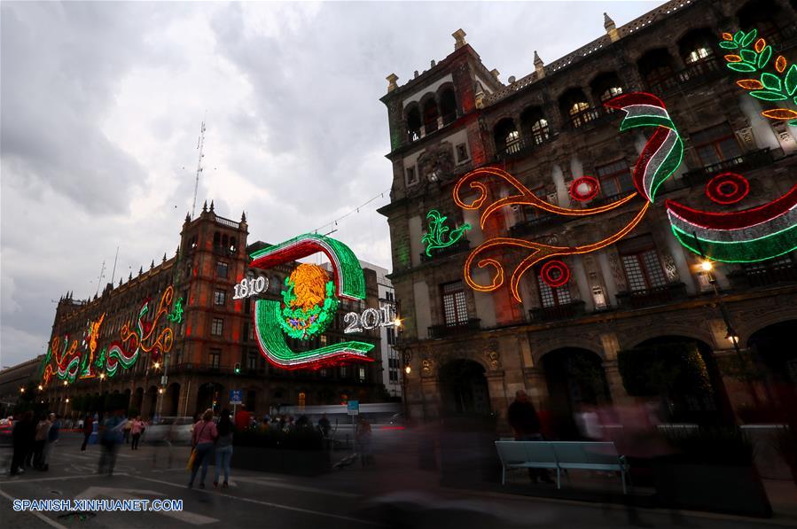 MEXICO-CIUDAD DE MEXICO-FIESTAS PATRIAS-ALUMBRADO