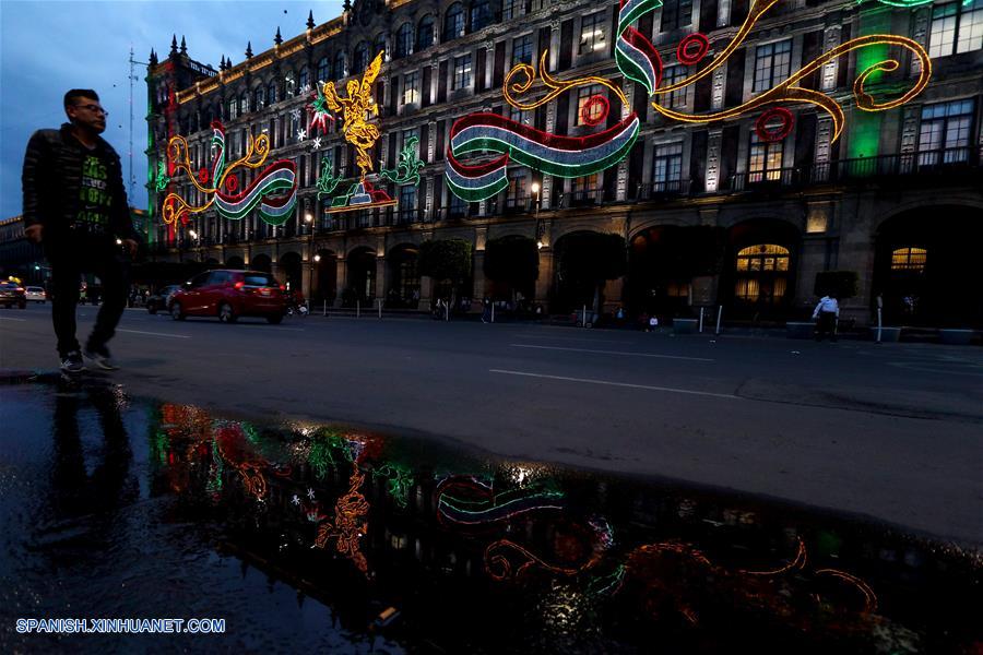 MEXICO-CIUDAD DE MEXICO-FIESTAS PATRIAS-ALUMBRADO