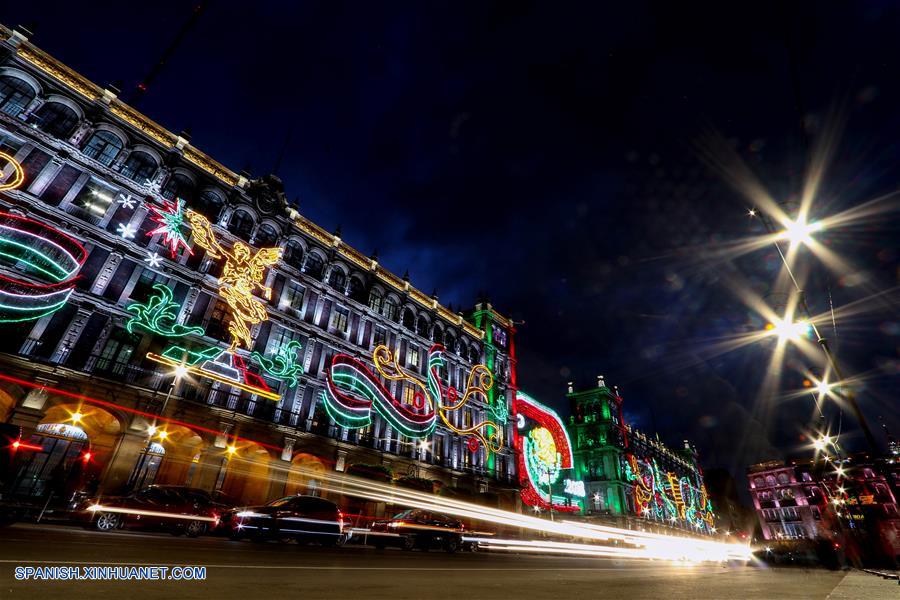 MEXICO-CIUDAD DE MEXICO-FIESTAS PATRIAS-ALUMBRADO