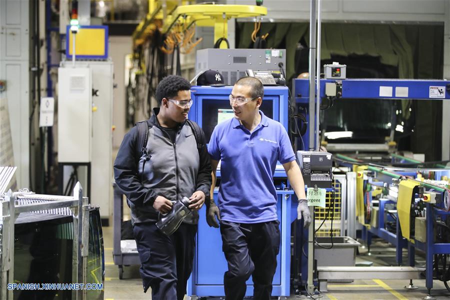 Empleados Trabajan En Las Instalaciones De Fuyao Glass America Fga En Moraine Estados Unidos