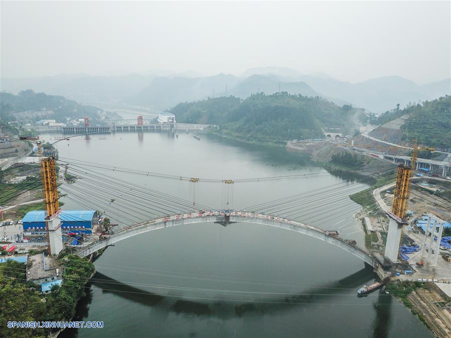 CHINA-GUIZHOU-CONSTRUCCION-PUENTE