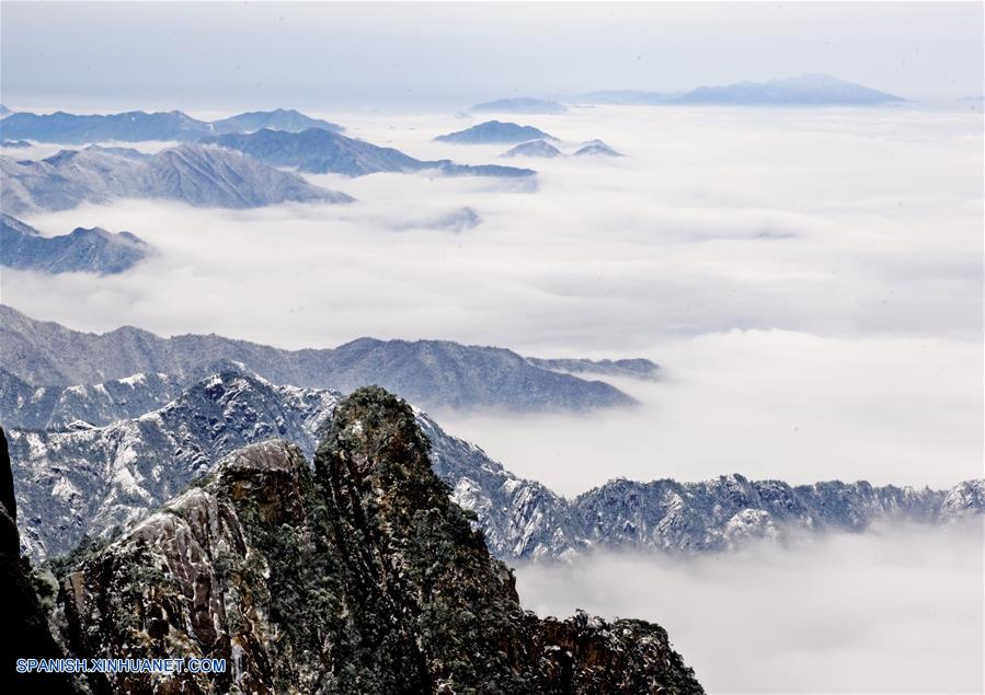 CHINA-ANHUI-MONTAÑA HUANGSHAN-NIEVE-PAISAJE