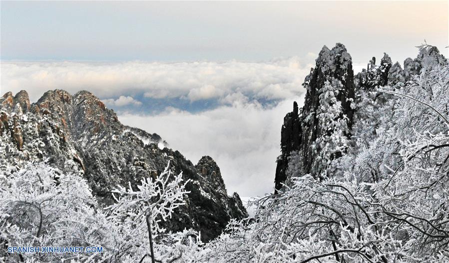 CHINA-ANHUI-MONTAÑA HUANGSHAN-NIEVE-PAISAJE