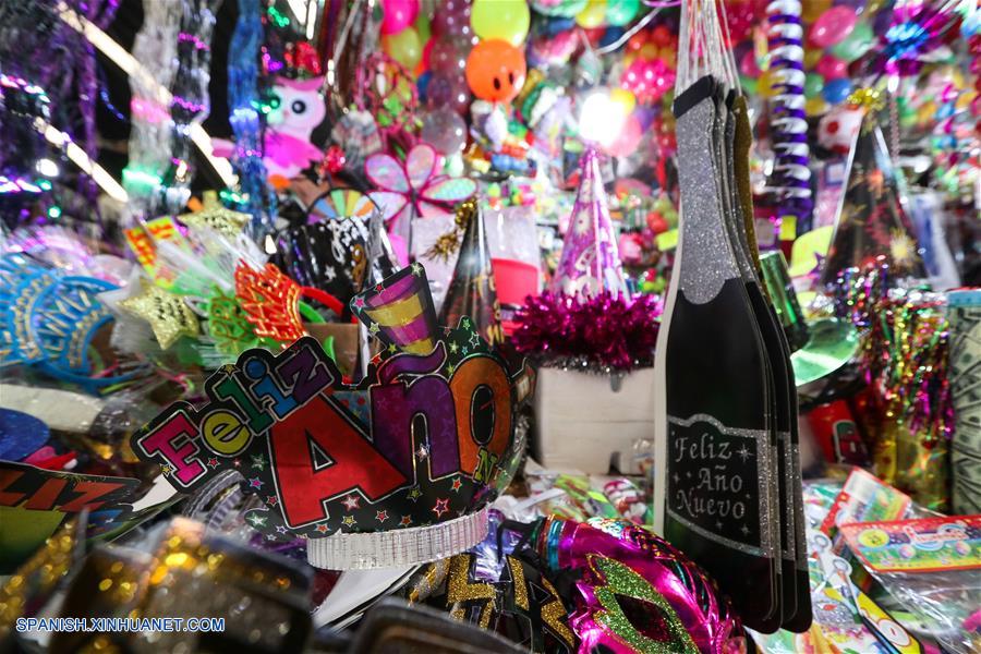 MEXICO-CIUDAD DE MEXICO-AÑO NUEVO-FESTEJO