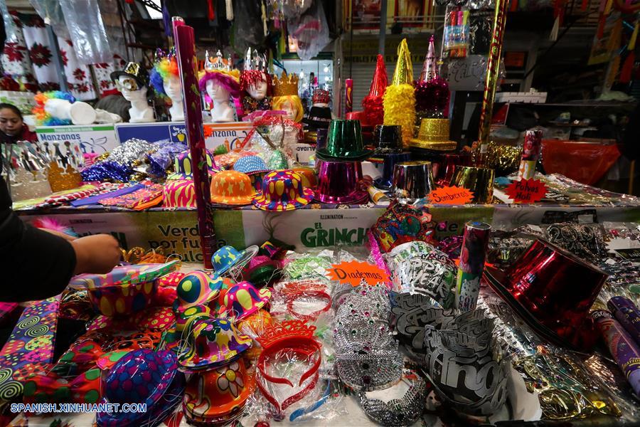 MEXICO-CIUDAD DE MEXICO-AÑO NUEVO-FESTEJO