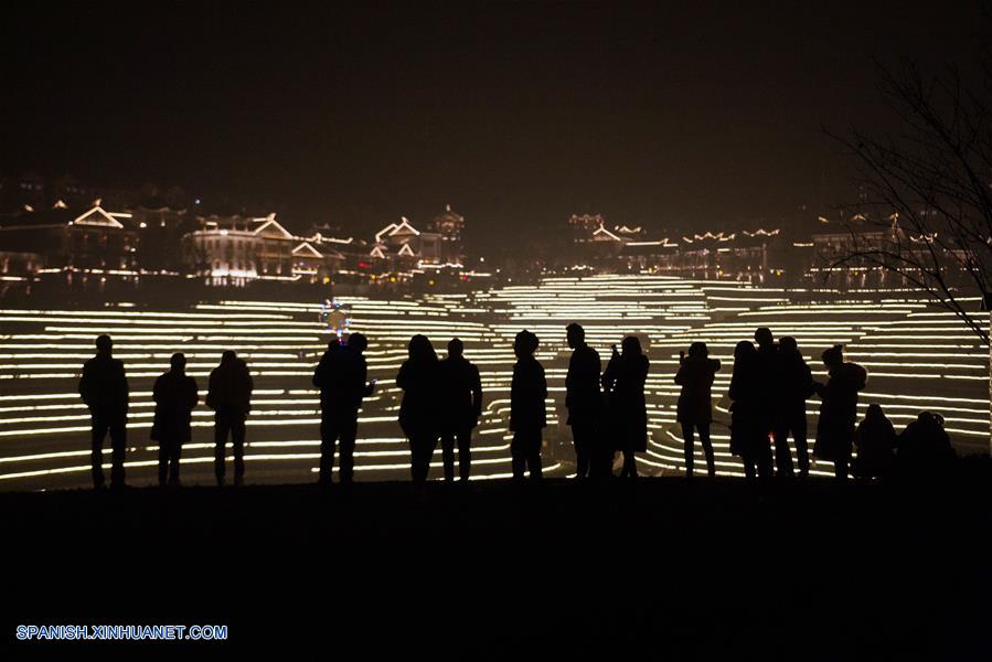 CHINA-GUIZHOU-FESTIVAL DE PRIMAVERA-VISTA NOCTURNA