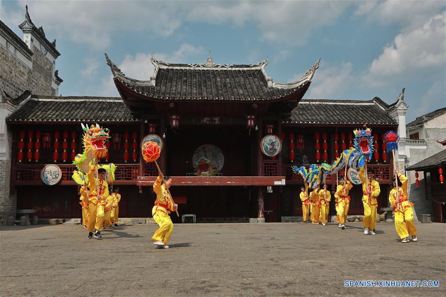 CHINA-GUIZHOU-PATRIMONIO CULTURAL-DANZA DEL DRAGON-SERIE