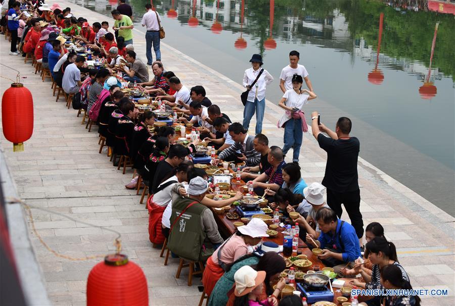 CHINA-GUIZHOU-GRUPO ETNICO MIAO-FESTIVAL DE LAS HERMANAS