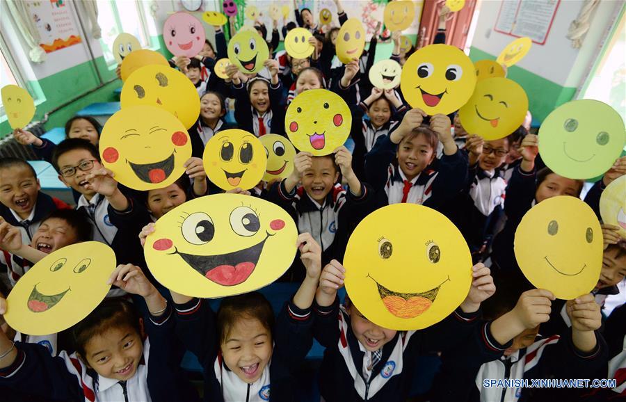CHINA-HEBEI-DIA MUNDIAL DE LA SONRISA