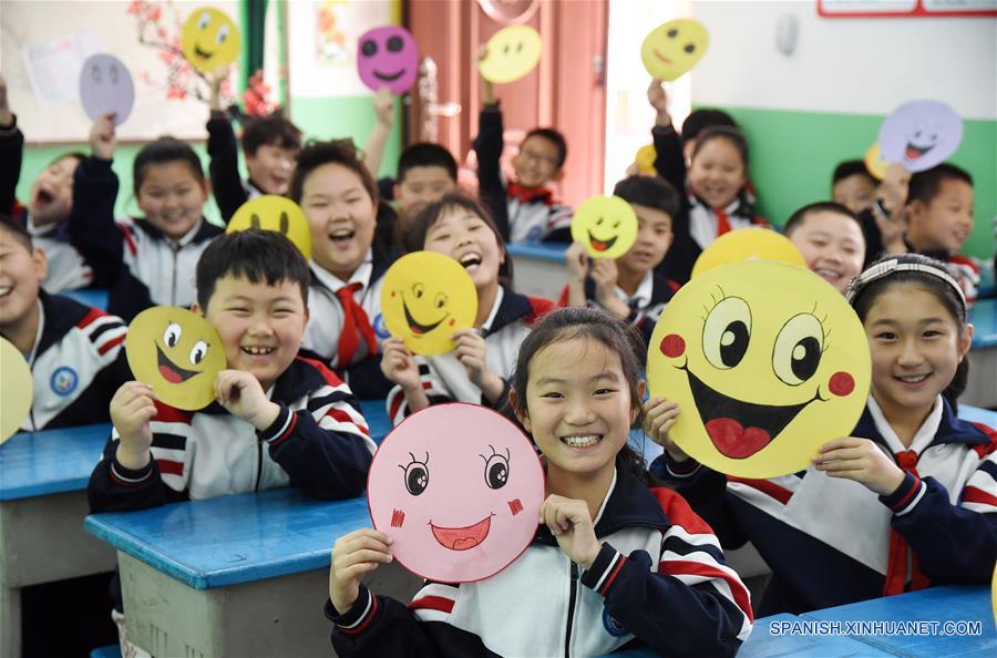 CHINA-HEBEI-DIA MUNDIAL DE LA SONRISA