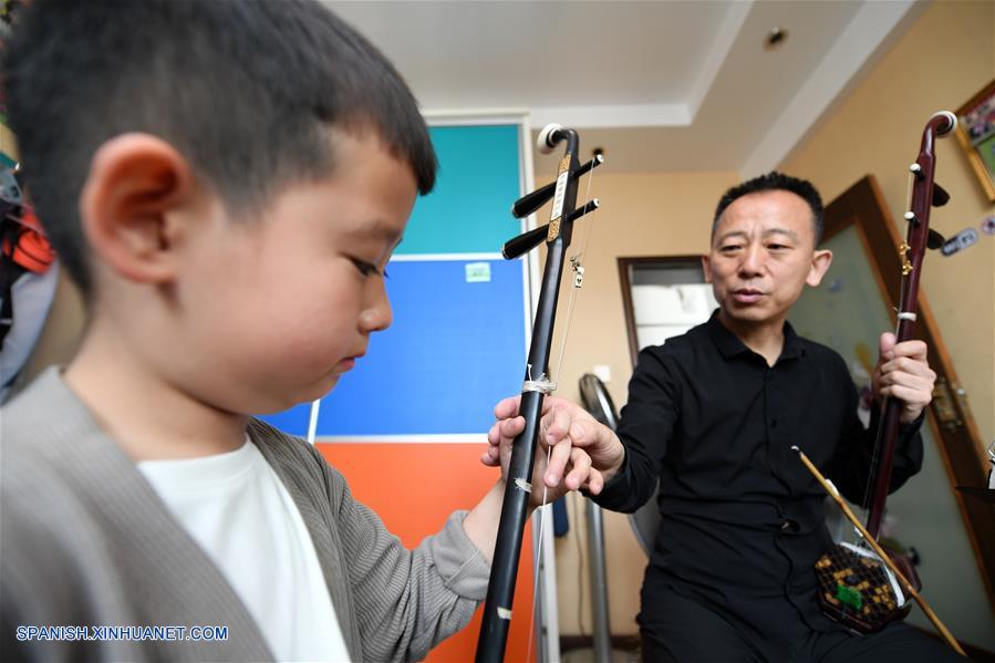 CHINA-GANSU-INSTRUMENTOS MUSICALES-ERHU
