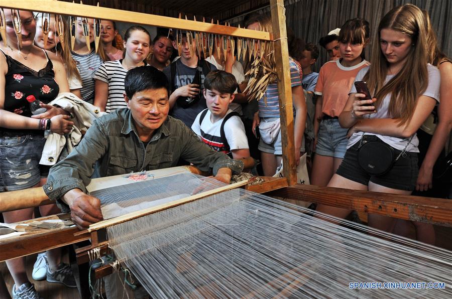 CHINA-ZHEJIANG-MUSEO DE SEDA-SERIE