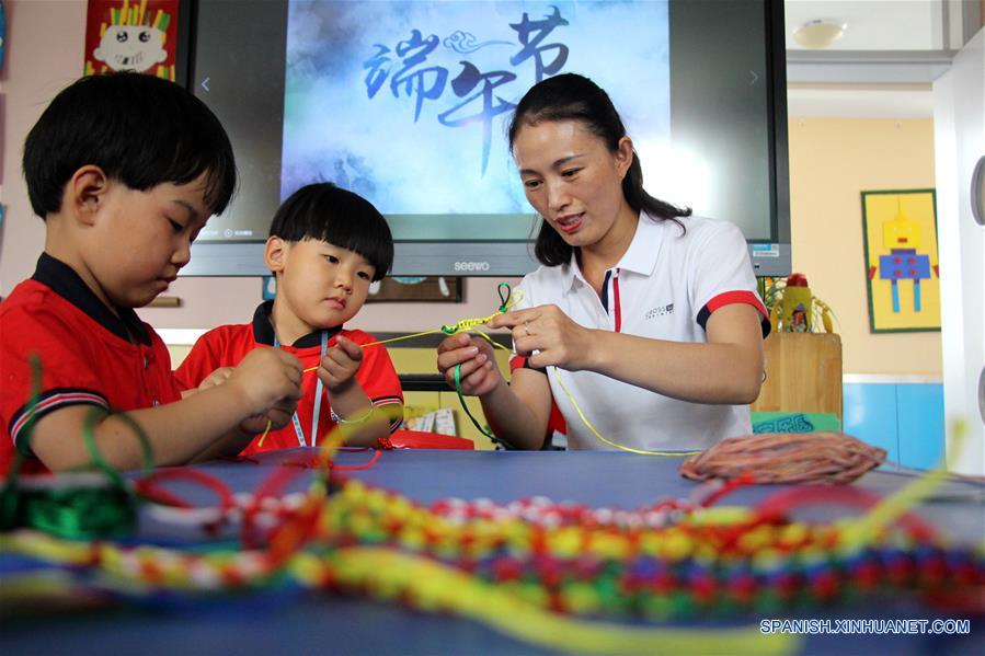 CHINA-SHANDONG-FESTIVAL DEL BOTE DEL DRAGON-CELEBRACION 