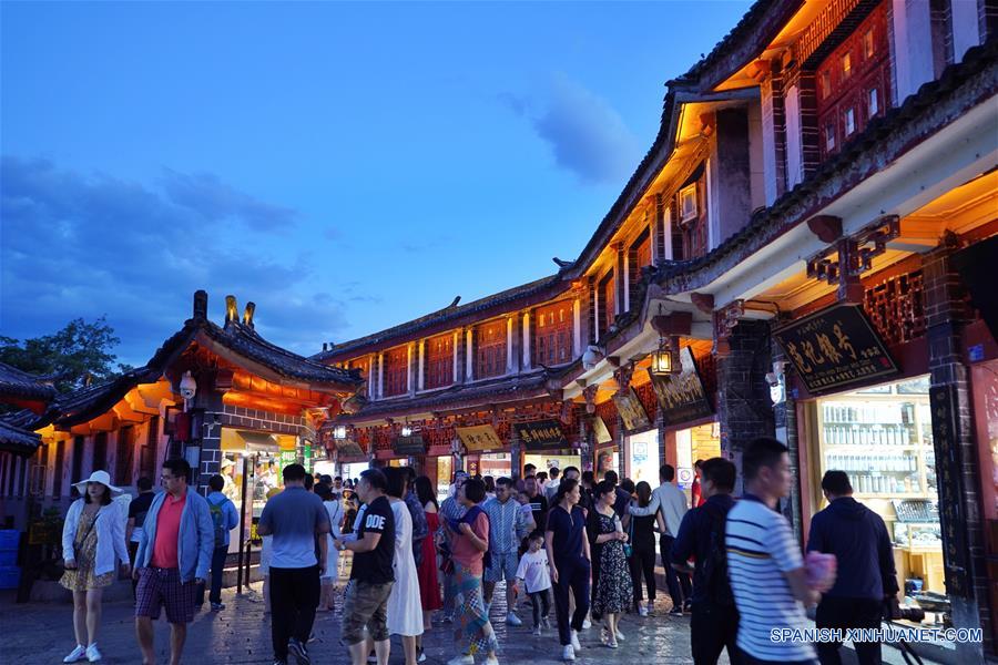 CHINA-YUNNAN-ANTIGUA CIUDAD-PAISAJE NOCTURNO