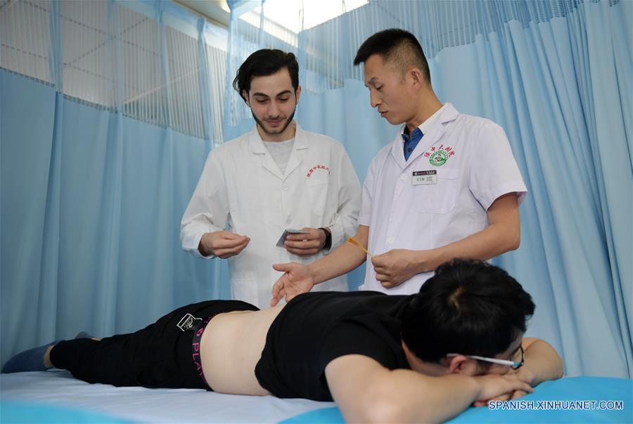 CHINA-SHAANXI-EDUCACION-ACUPUNTURA