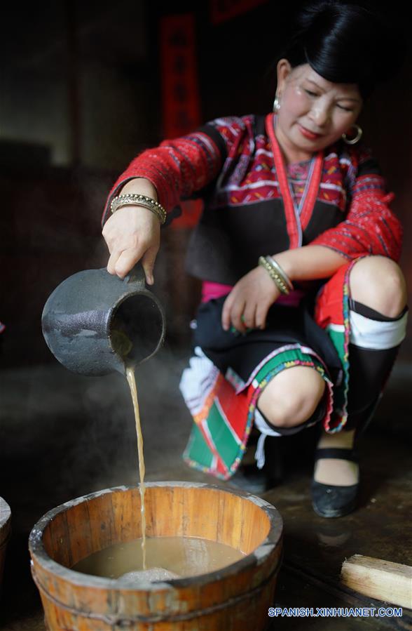 CHINA-GUANGXI-GRUPO ETNICO YAO-CABELLO