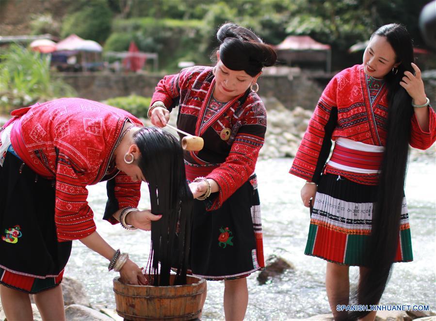 CHINA-GUANGXI-GRUPO ETNICO YAO-CABELLO