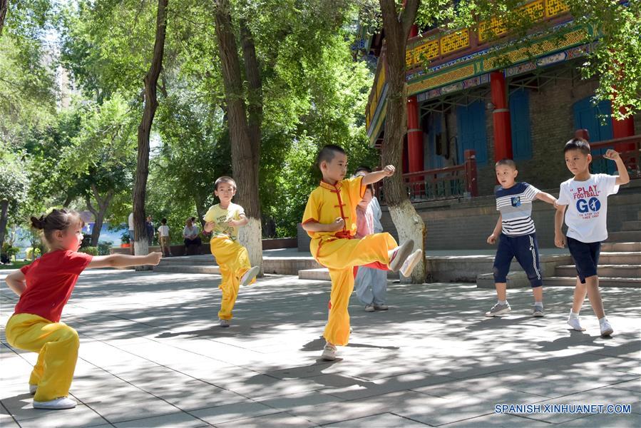 CHINA-XINJIANG-NIÑOS-VACACIONES DE VERANO-SERIE