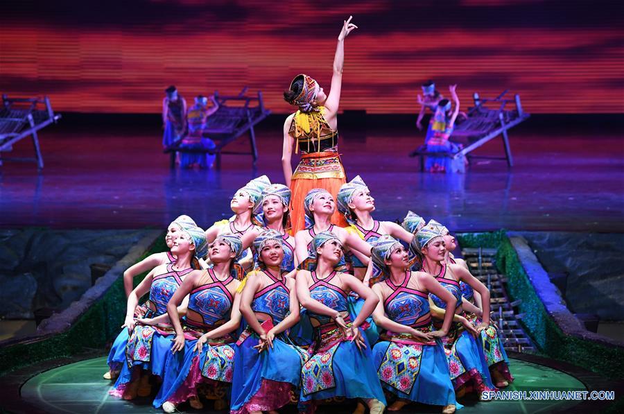 CHINA-CHONGQING-MUSICAL-GRUPO ETNICO TUJIA 
