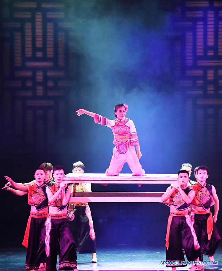 CHINA-CHONGQING-MUSICAL-GRUPO ETNICO TUJIA 