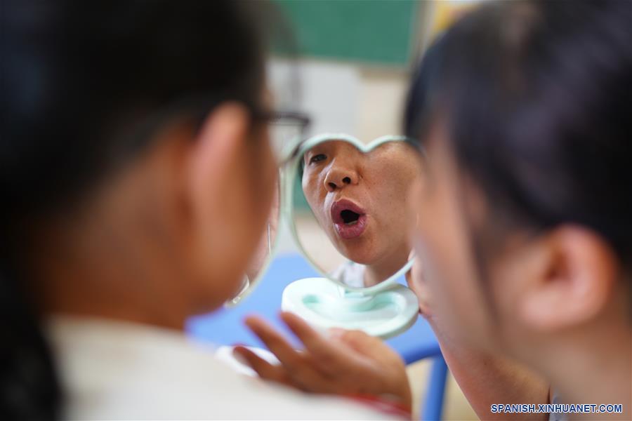 CHINA-JIANGXI-MAESTRA DE EDUCACION ESPECIAL-SERIE