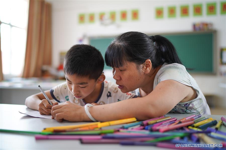 CHINA-JIANGXI-MAESTRA DE EDUCACION ESPECIAL-SERIE