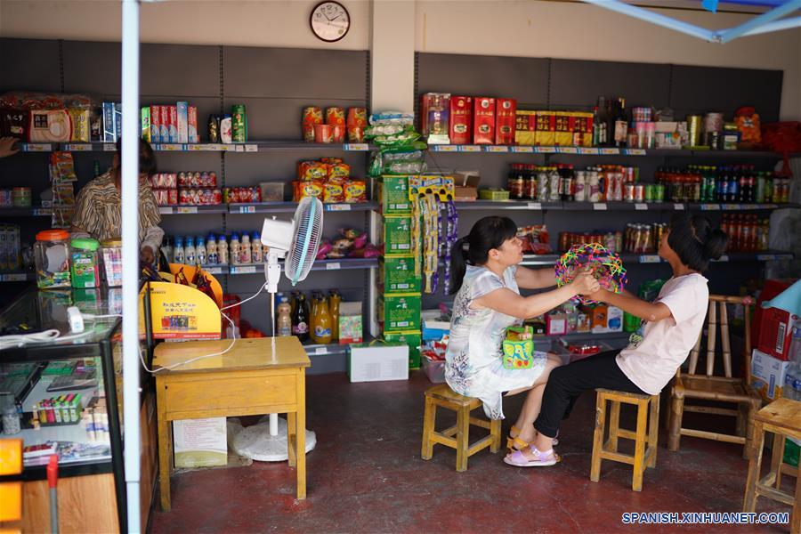 CHINA-JIANGXI-MAESTRA DE EDUCACION ESPECIAL-SERIE