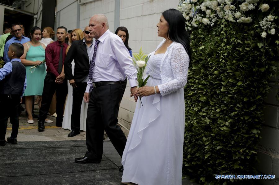 Decenas de parejas contraen matrimonio simultáneamente bajo programa