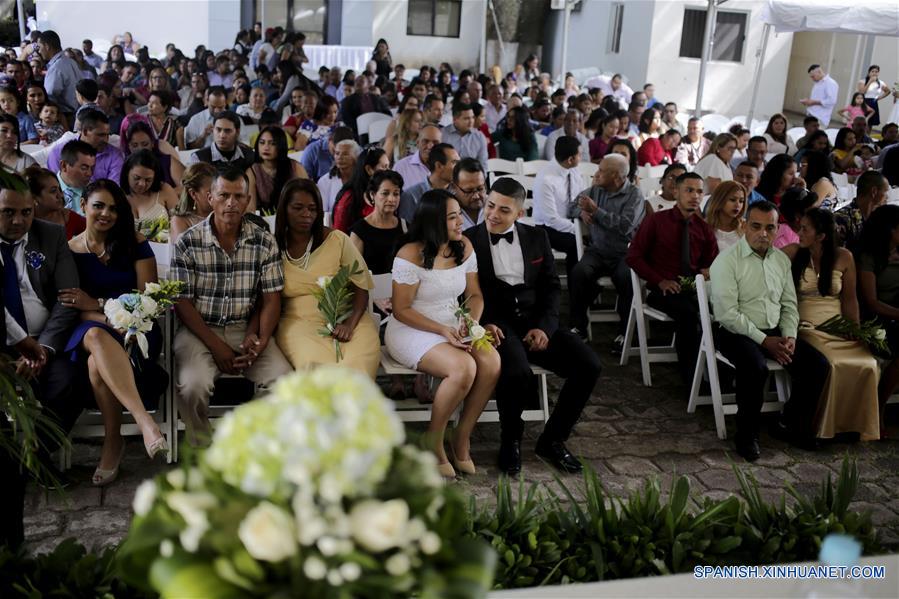 Decenas de parejas contraen matrimonio simultáneamente bajo programa