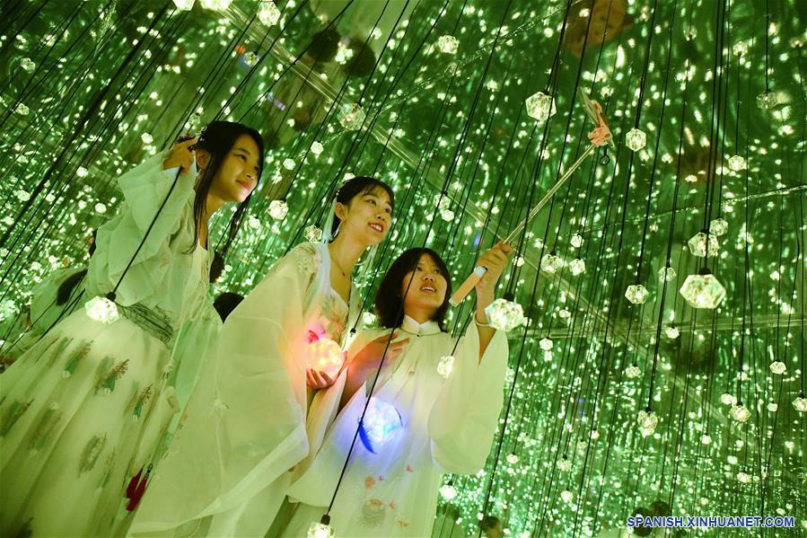 CHINA-SHANDONG-FESTIVAL DE MEDIO OTO&Ntilde;O-TRAJE TRADICIONAL