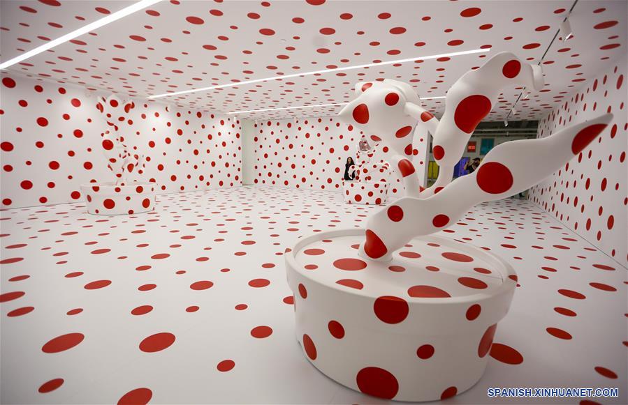 EEUU-LOS ANGELES-YAYOI KUSAMA-INSTALACION DE ARTE