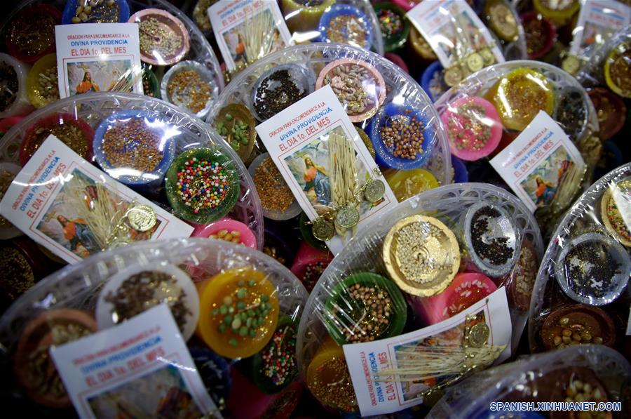 Personas compran amuletos y artículos para rituales de Año Nuevo en la  Ciudad de México - CHINA-AMÉRICA DEL NORTE_Xinhua Español