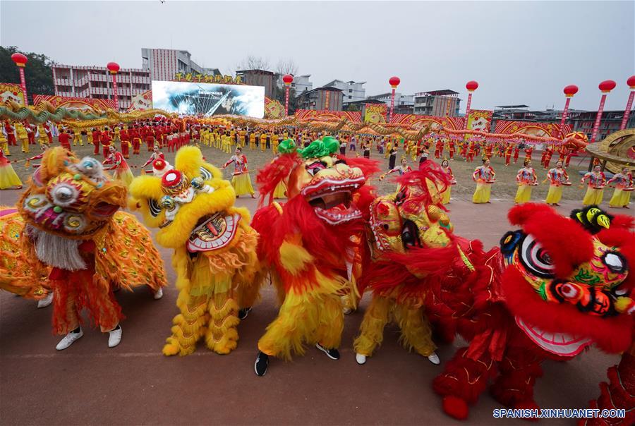 CHINA-SICHUAN-LANGZHONG-DANZA DRAGON Y LEON-FESTIVAL DE PRIMAVERA