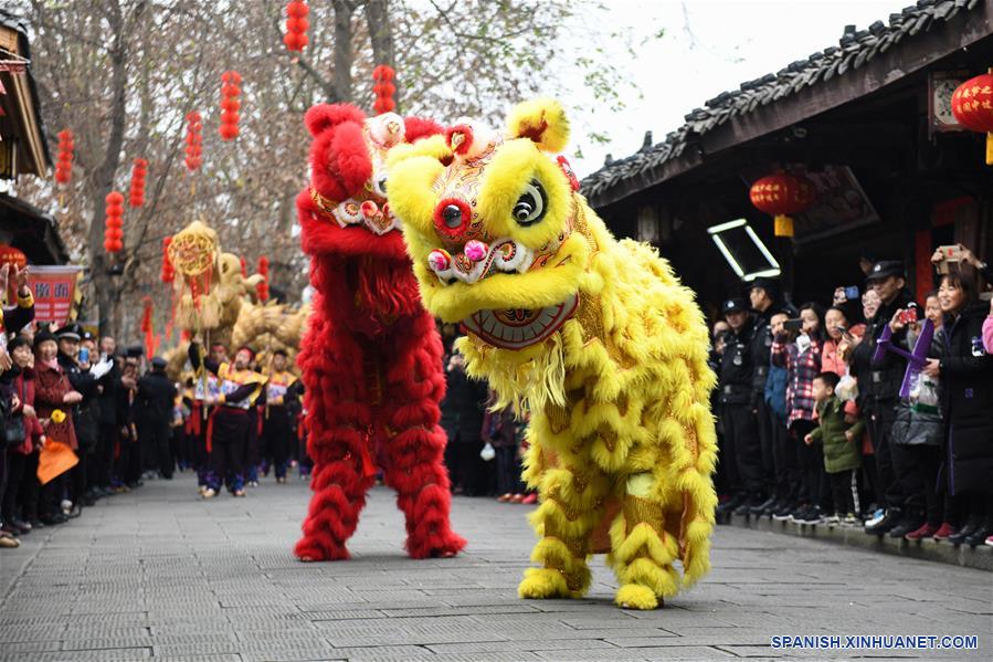 CHINA-SICHUAN-NANCHONG-DANZA DEL DRAGON Y EL LEON