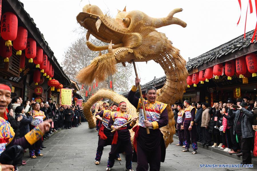 CHINA-SICHUAN-NANCHONG-DANZA DEL DRAGON Y EL LEON