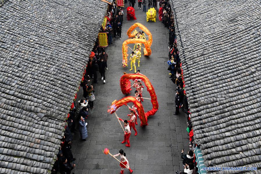 CHINA-SICHUAN-NANCHONG-DANZA DEL DRAGON Y EL LEON