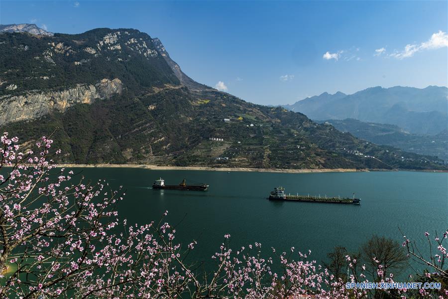 CHINA-HUBEI-YICHANG-TRES GARGANTAS-PAISAJE DE PRIMAVERA