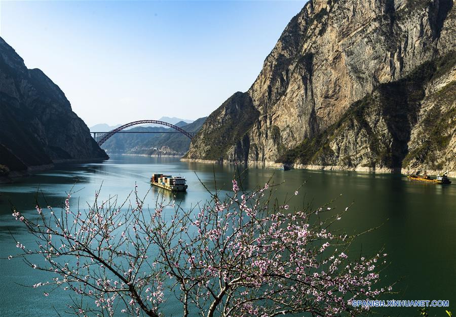 CHINA-HUBEI-YICHANG-TRES GARGANTAS-PAISAJE DE PRIMAVERA