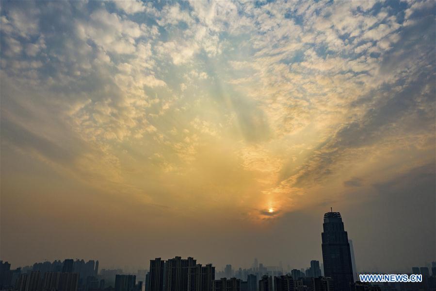 CHINA-WUHAN-ATARDECER