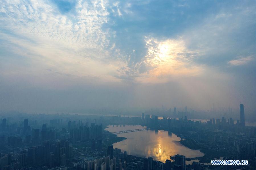 CHINA-WUHAN-ATARDECER