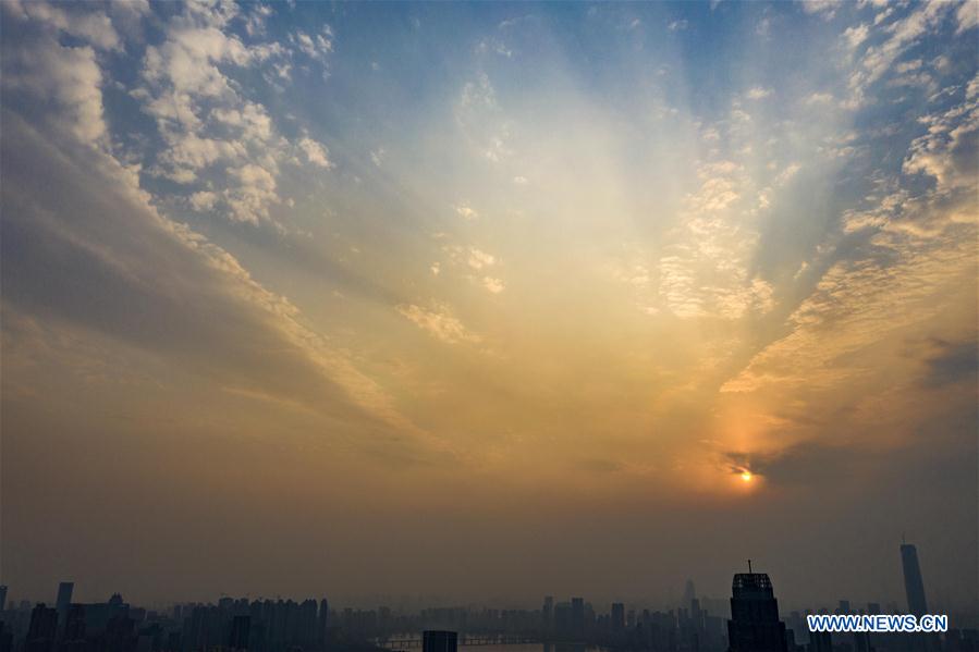 CHINA-WUHAN-ATARDECER