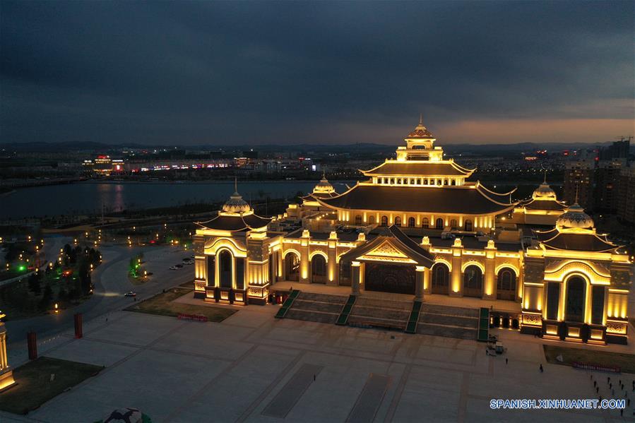 CHINA-MONGOLIA INTERIOR-ULANHOT-PAISAJE NOCTURNO