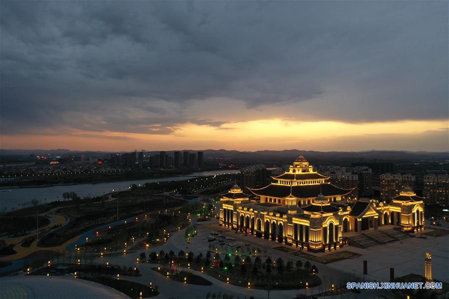 CHINA-MONGOLIA INTERIOR-ULANHOT-PAISAJE NOCTURNO