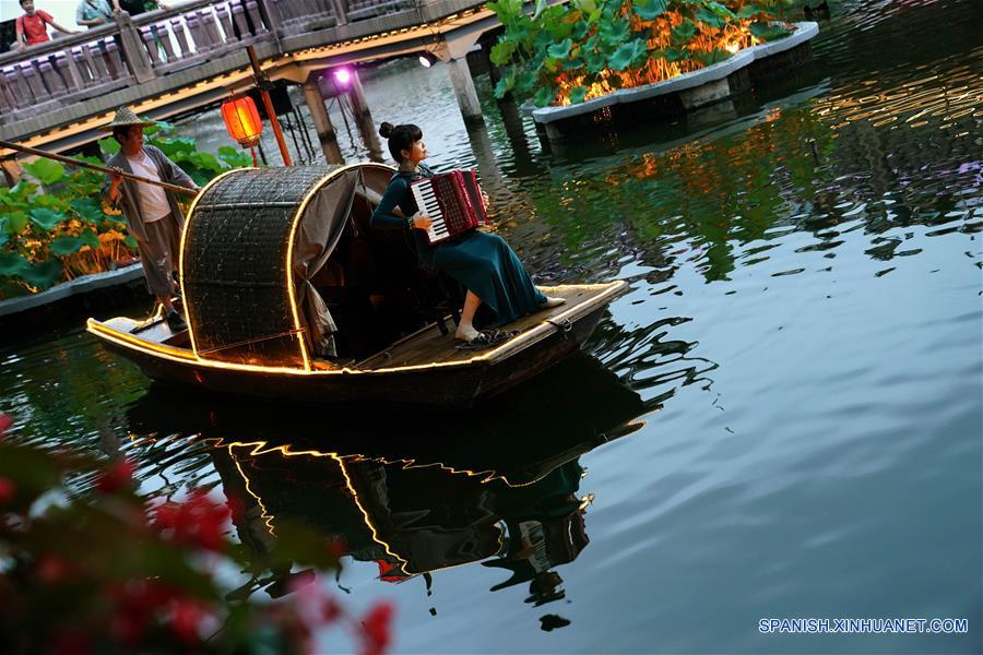 CHINA-SHANGHAI-JARDIN YUYUAN-TEMPORADA DE COMIDA Y DIVERSION