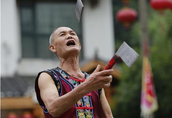 Artistas populares interpretan Sanbanggu en la calle Xibu