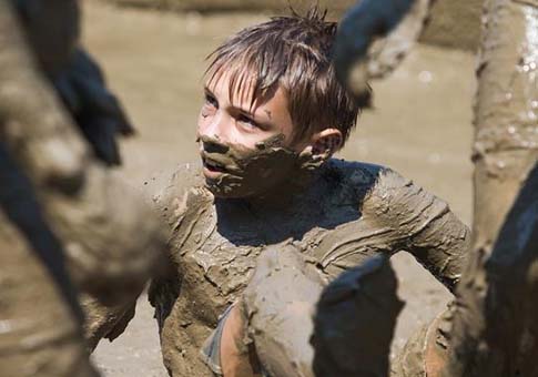 Torneo de f&uacute;tbol lleno de lodo